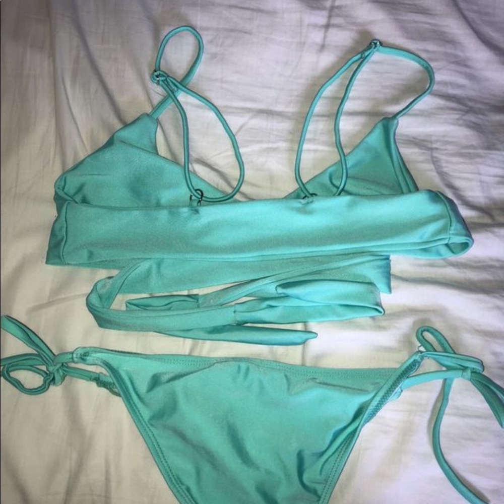 Bikini - Picture 2 of 3